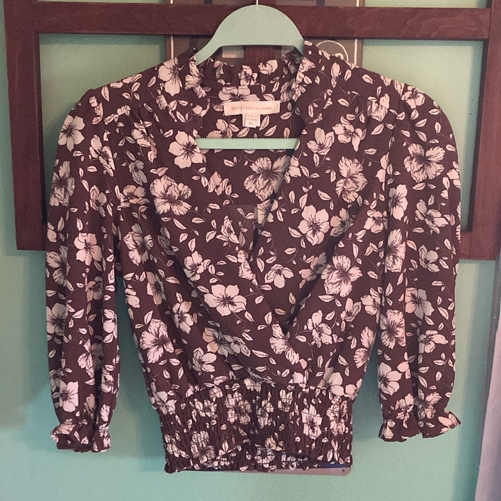 Top, v-neck with rouche bottom